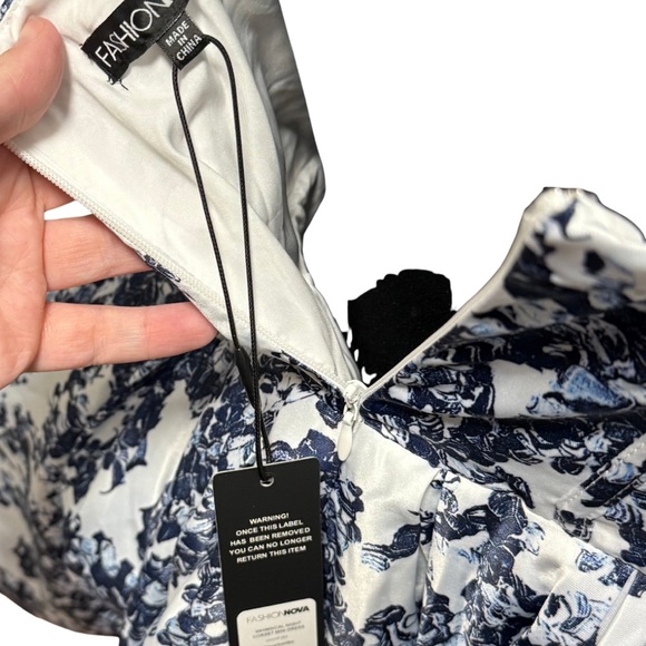 NWT Fashion Nova Blue and White Floral Dress - Picture 4 of 4